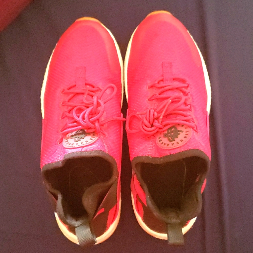 Nike Air Huarachi.. Fushia Pink ..Like new ..